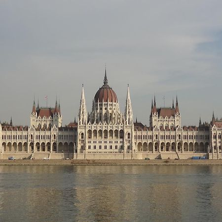 Residence Parliament Budapest Luaran gambar