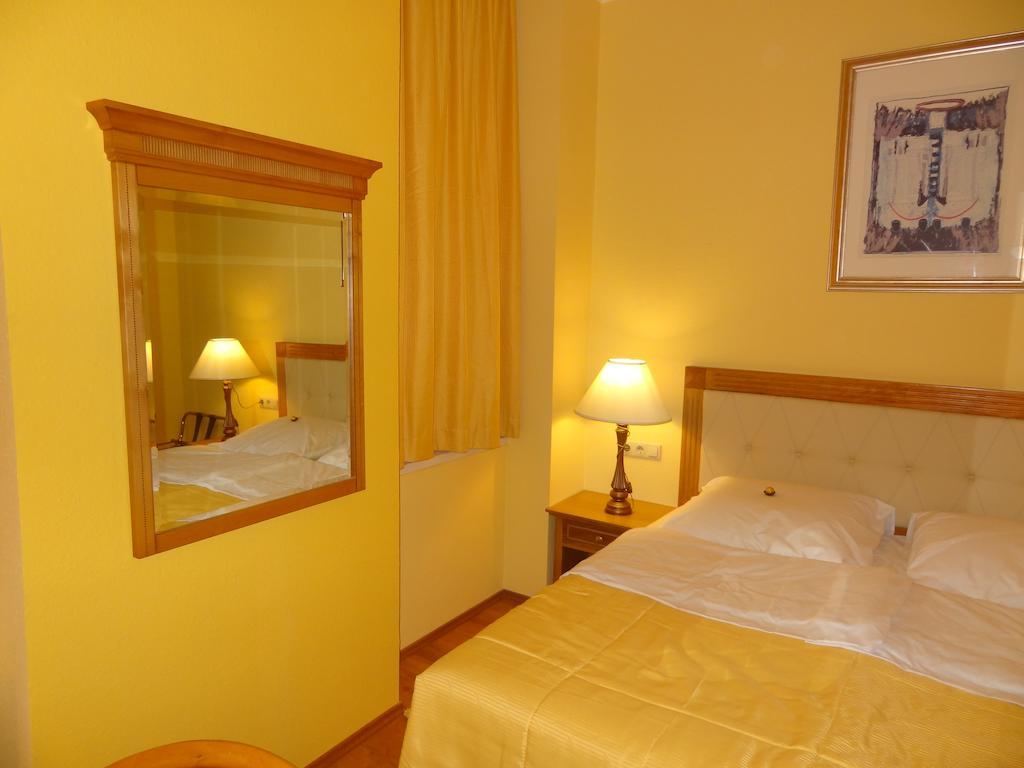 Residence Parliament Budapest Bilik gambar