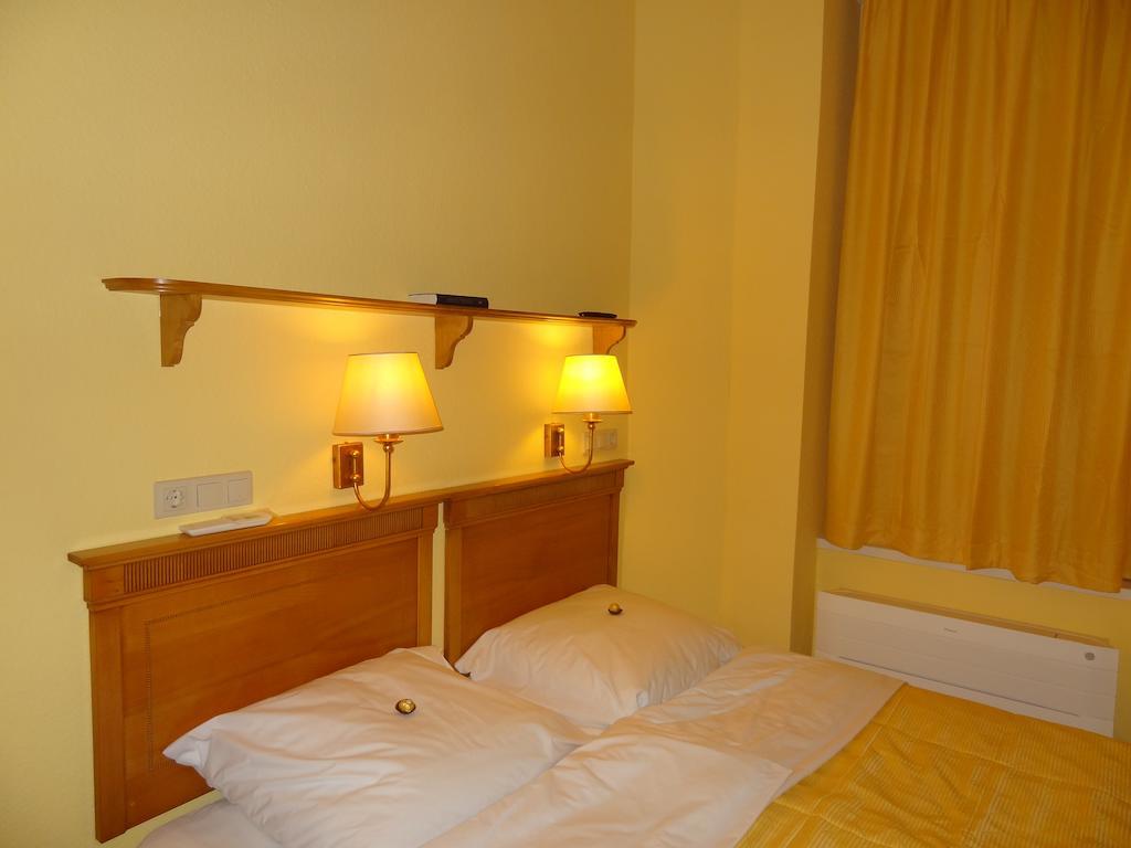 Residence Parliament Budapest Bilik gambar