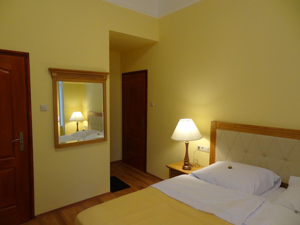 Residence Parliament Budapest Bilik gambar